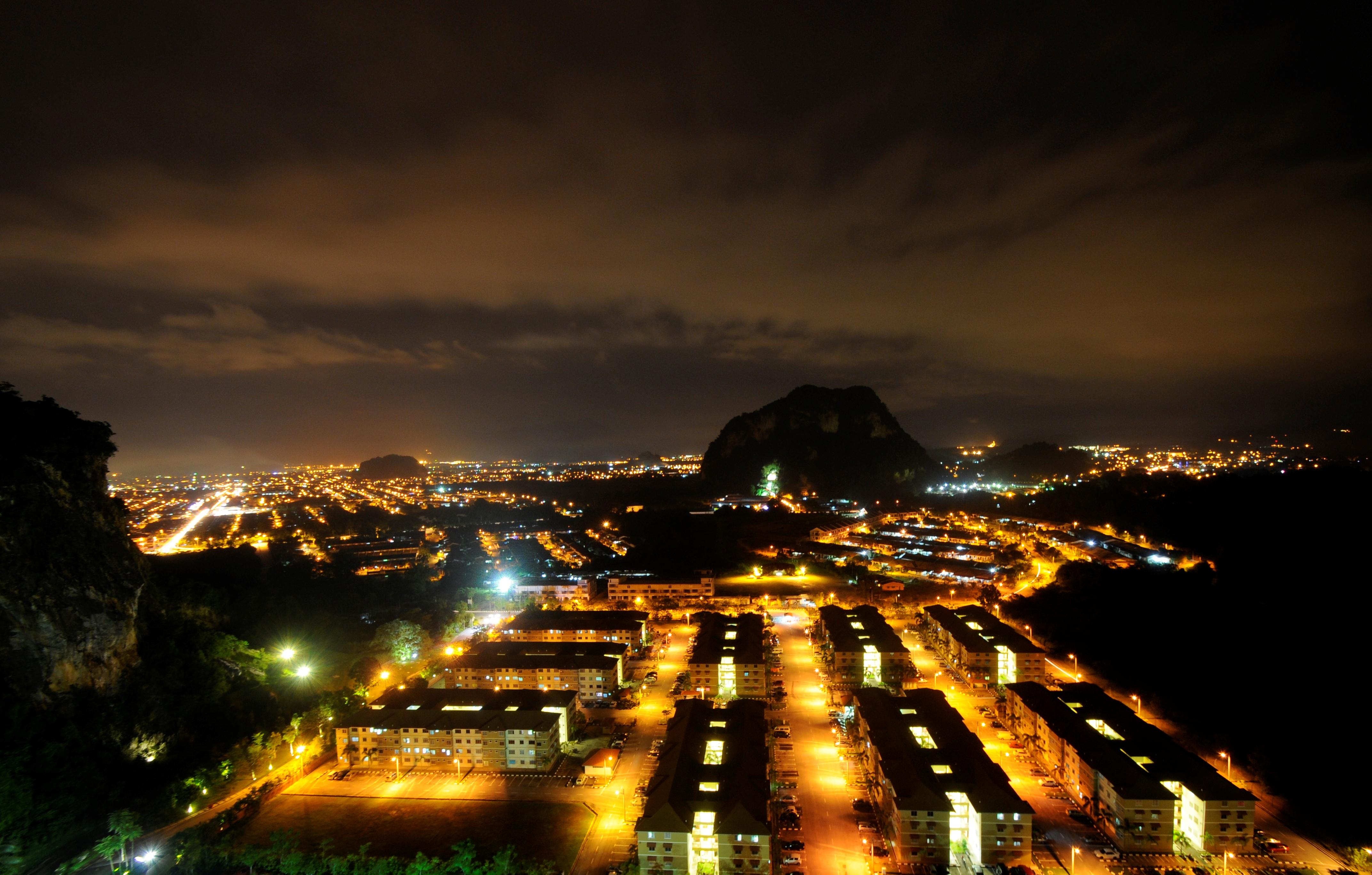 港湾全套房度假酒店 怡保 外观 照片 View of the city at night